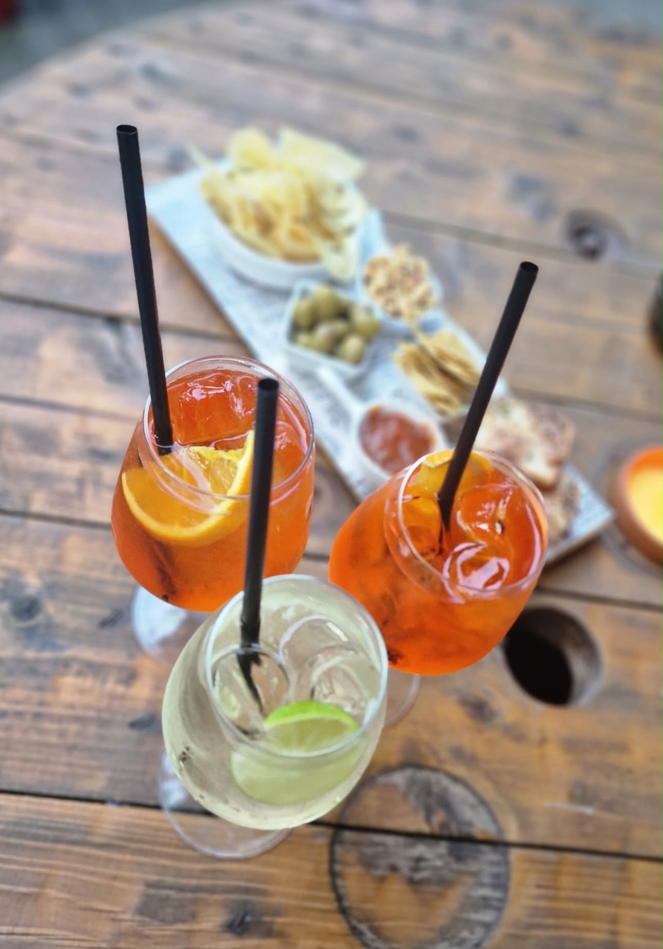 Tre cocktail con tagliere di sfizi