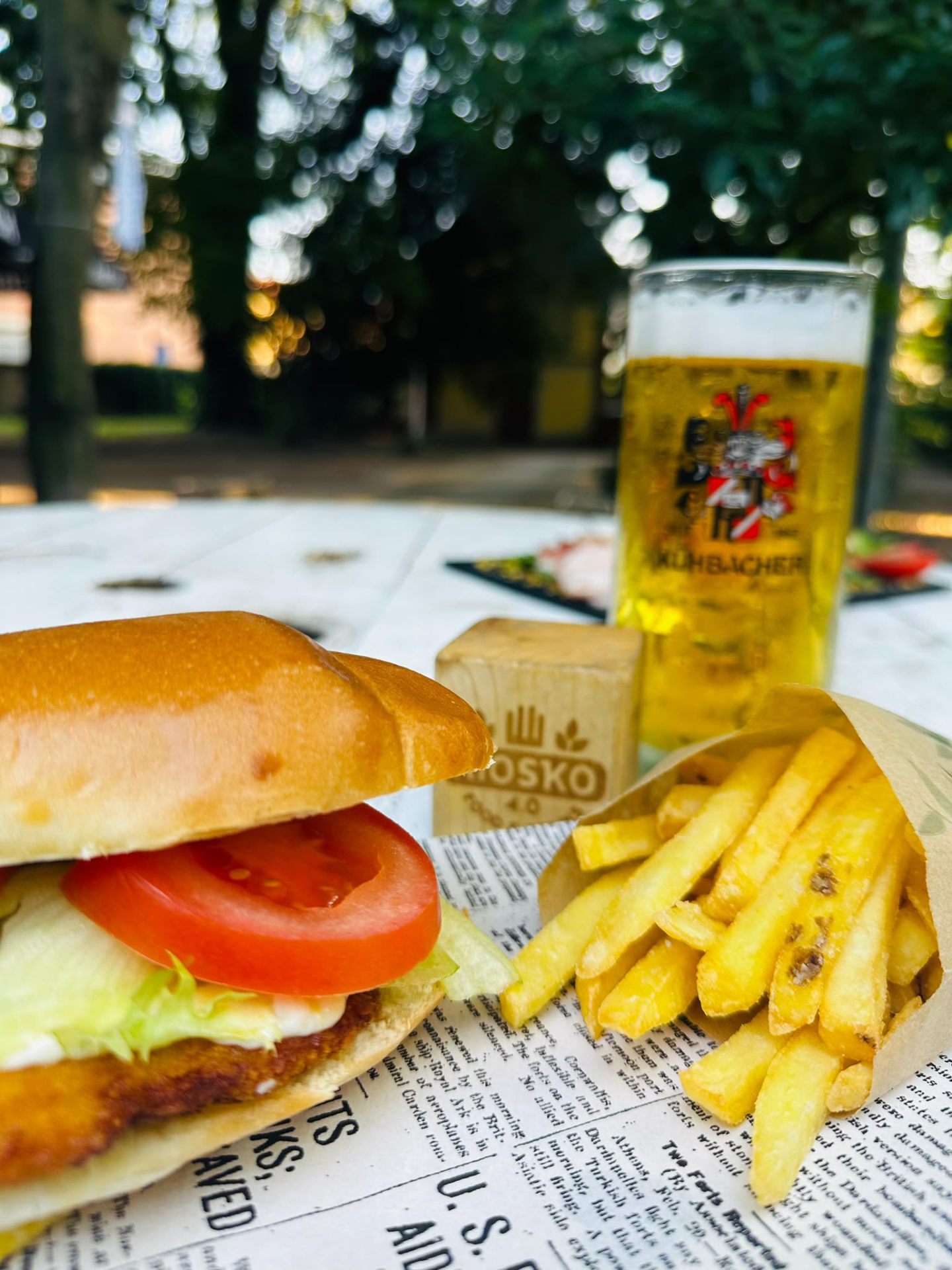 Panino con cotoletta, patatine e birra