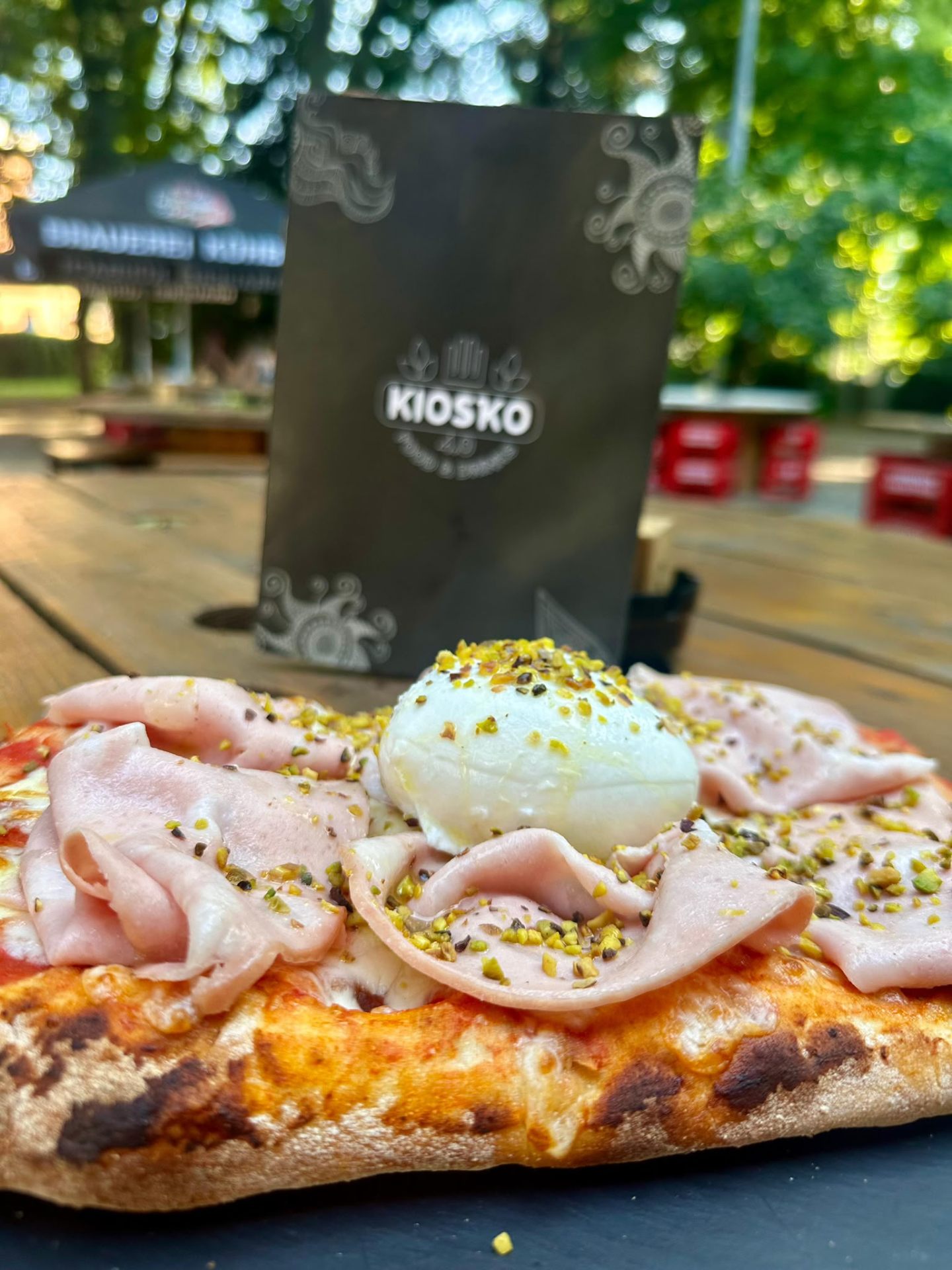Pinsa con mortadella, burrata e pistacchi