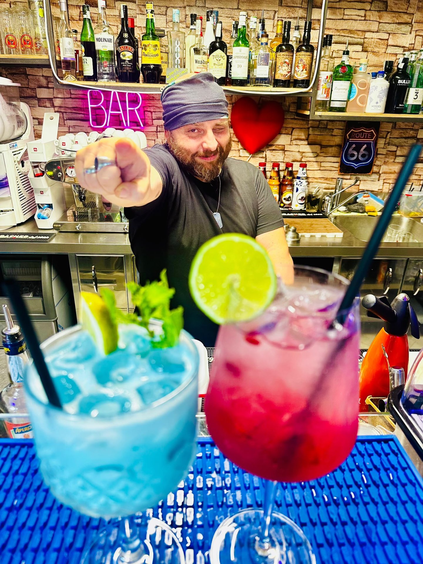 Barman prepara cocktail colorati al bancone del Kiosko 4.0