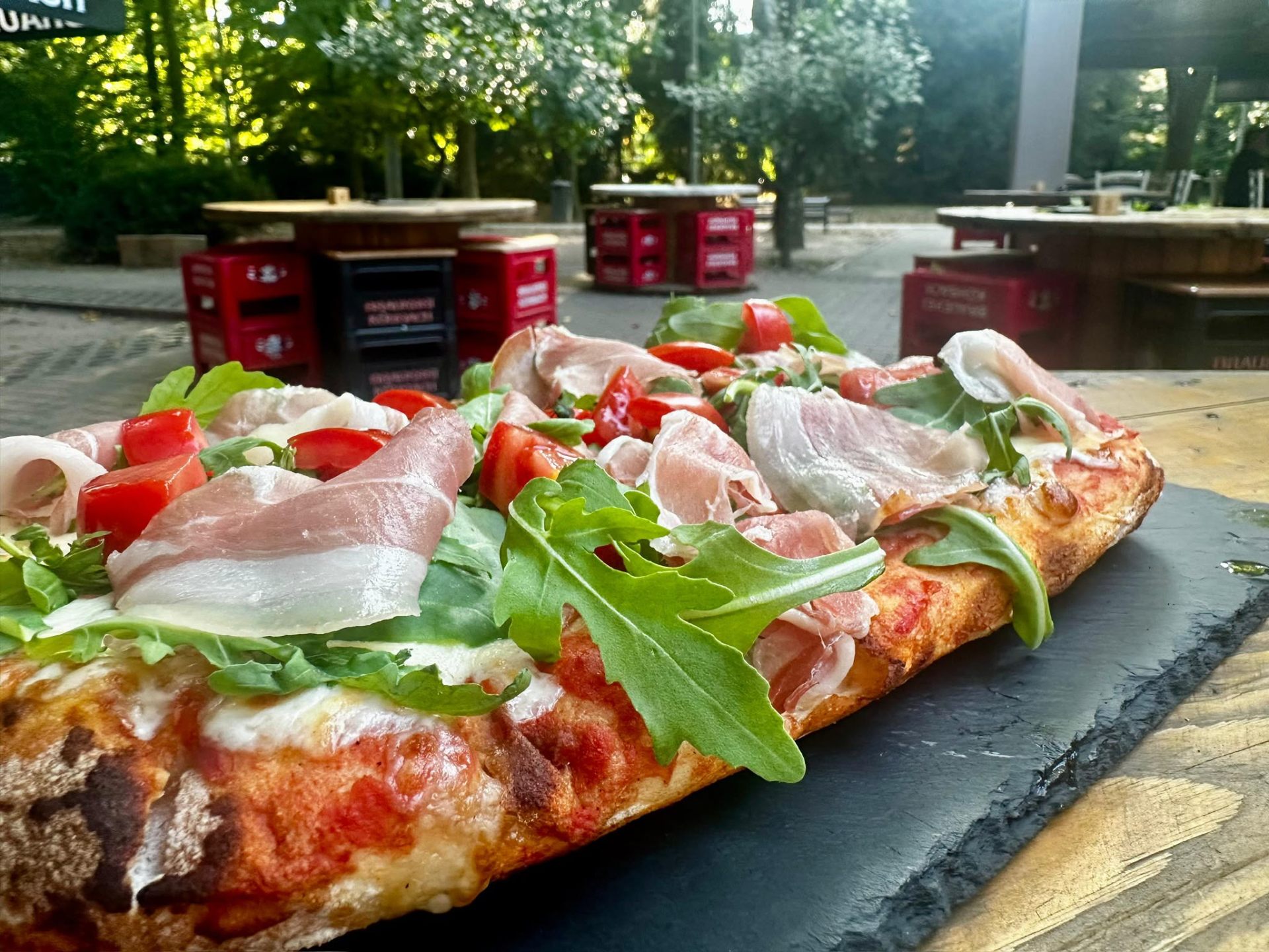 Pinsa con prosciutto crudo, rucola e pomodorini