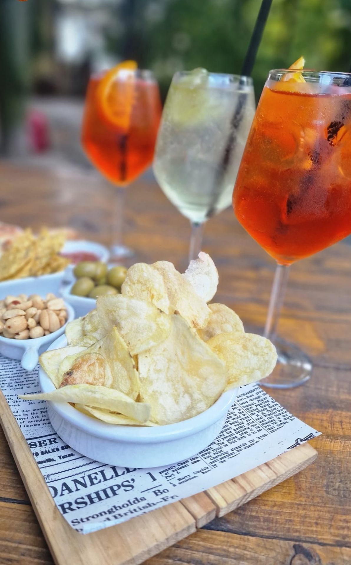 Spritz e taglierino con patatine, olive e noccioline al Kiosko